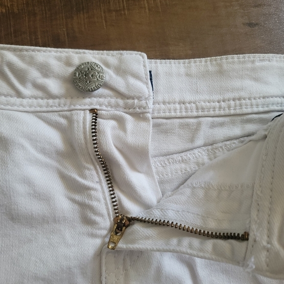 SILVER Jeans Co Distressed Aiko Mid Shorts Size 31 in White - Picture 8 of 16